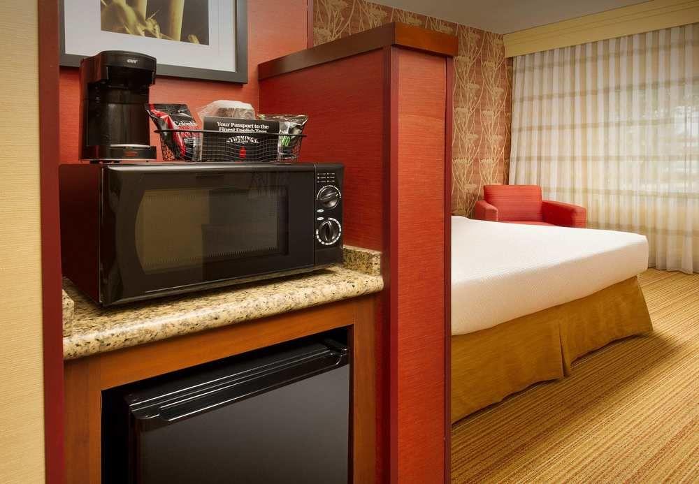 Courtyard By Marriott Waldorf Hotel Kültér fotó