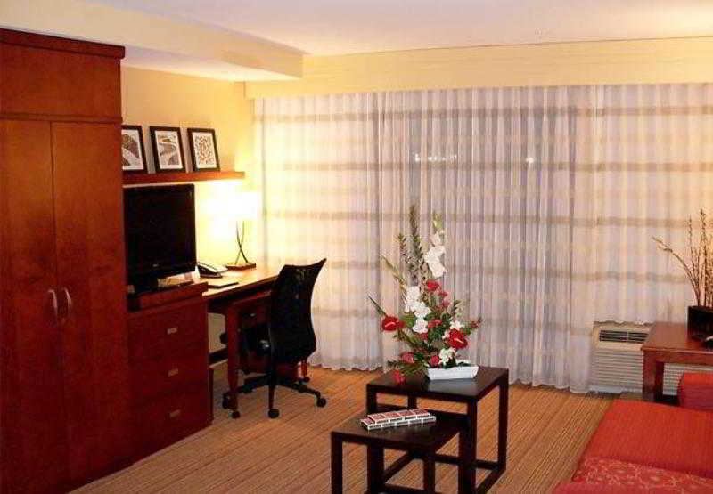Courtyard By Marriott Waldorf Hotel Kültér fotó