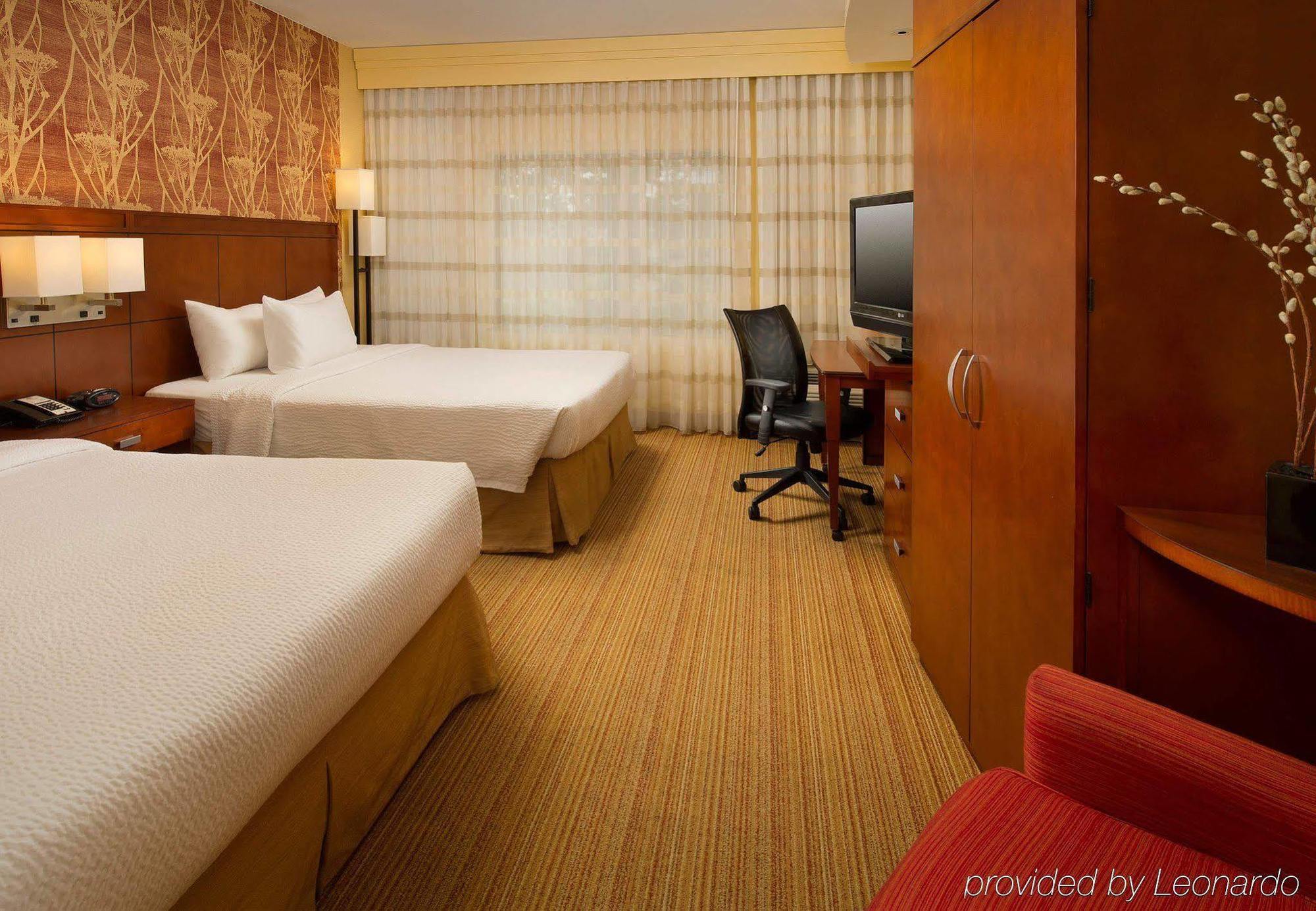 Courtyard By Marriott Waldorf Hotel Kültér fotó